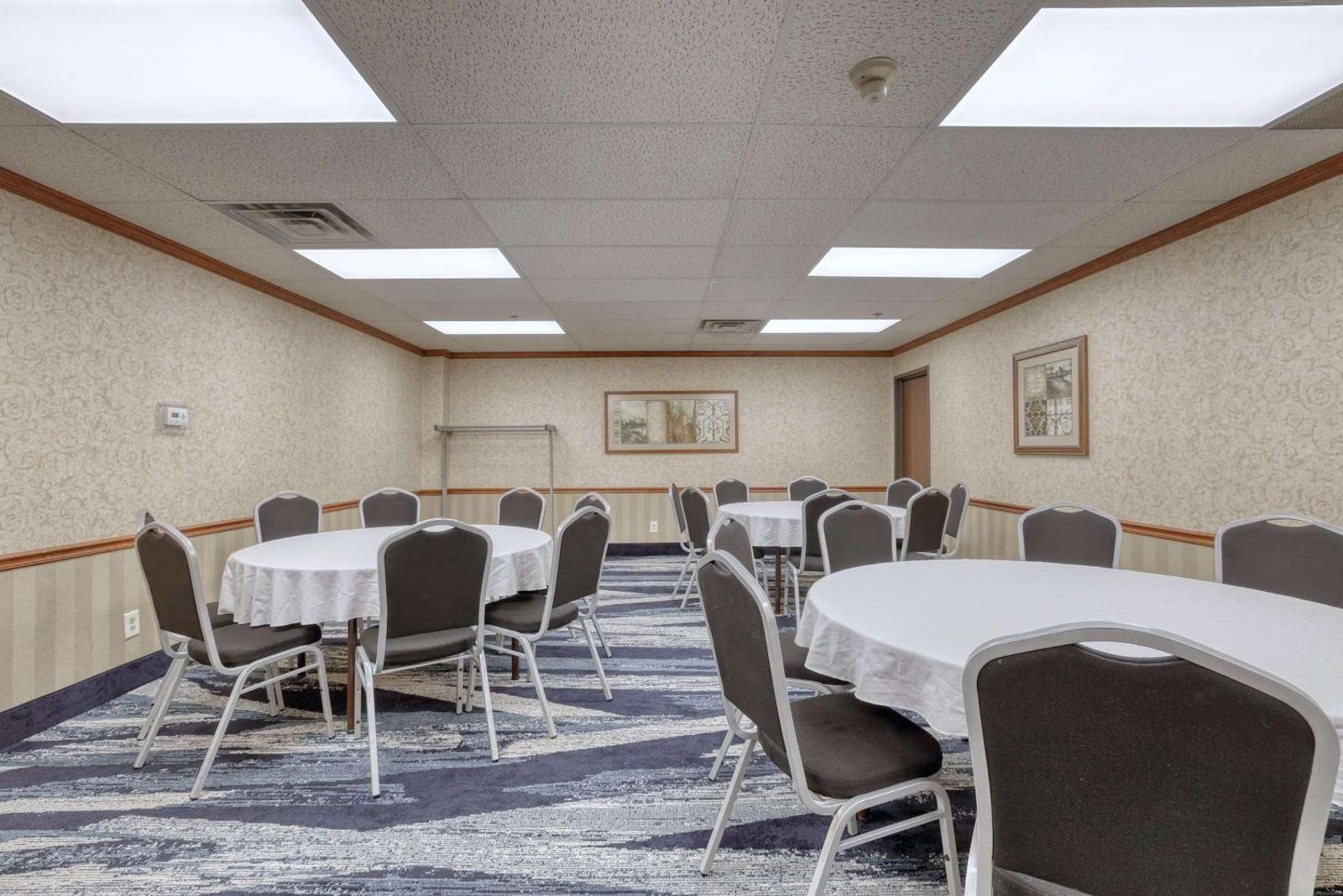 Comfort Suites Appleton Airport Main image 1